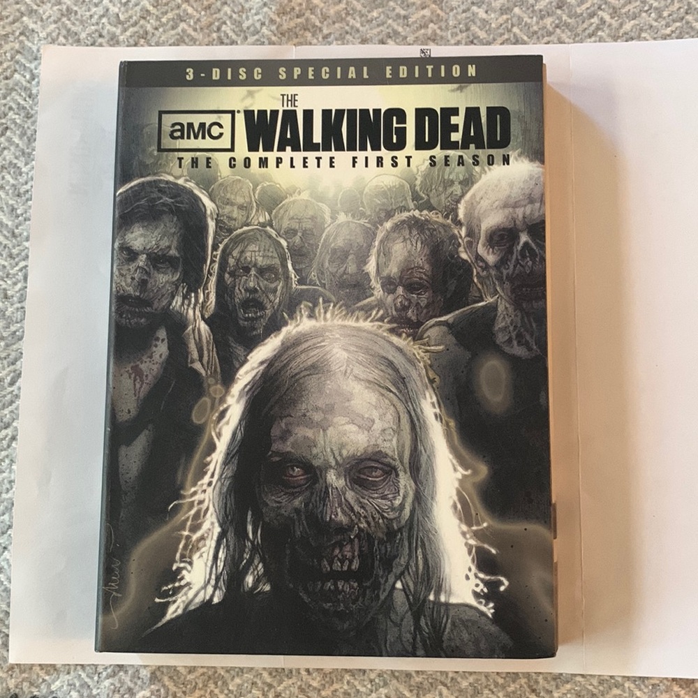 DVD mint condition The Walking Dead season one